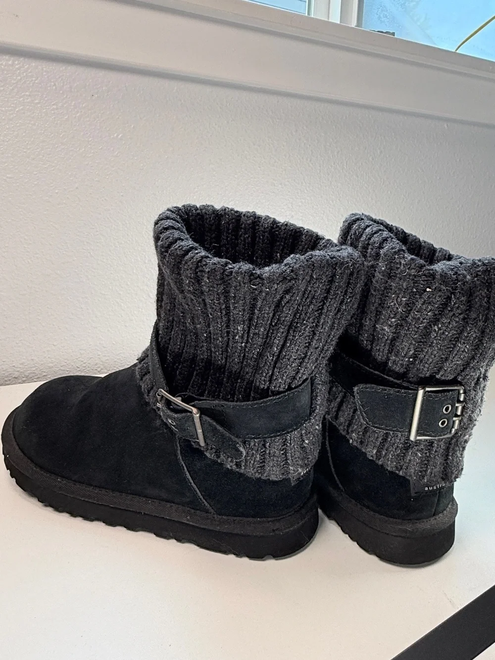 UGG Australia Cambridge Black Suede Knit Buckle Winter Boots Size 8 shearling